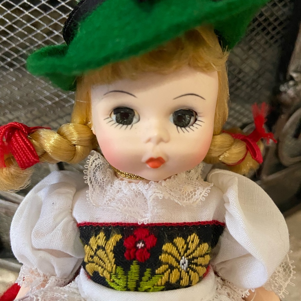 VINTAGE 1980’s SWITZERLAND MADAME ALEXANDER IN ORIGINAL  BOX ABOUT 7”